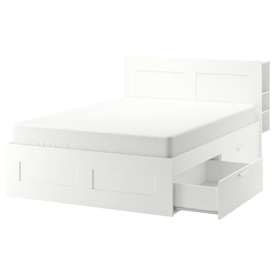 Un marc de llit BRIMNES blanc amb calaixos d'emmagatzematge ocults i un capçal alt. Disseny modern i funcional.