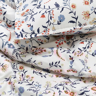 Conjunt nòrdic BRUDKRUSBÄR, blanc amb disseny floral de colors, cotó orgànic suau.