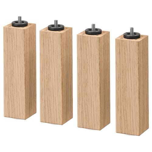 Quatre potes de mobles de roure amb accessoris metàl·lics negres.