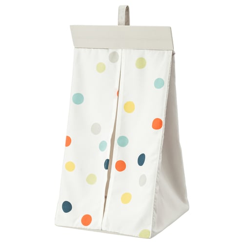 Un organitzador de bolquers DRÖMLAND blanc amb lunars de colors, dissenyat per penjar a prop d'una taula de canvi.