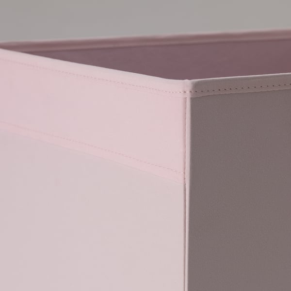 Primer pla de la caixa d'emmagatzematge de tela rosa que mostra costures resistents i ben cosides i teixit de qualitat.
