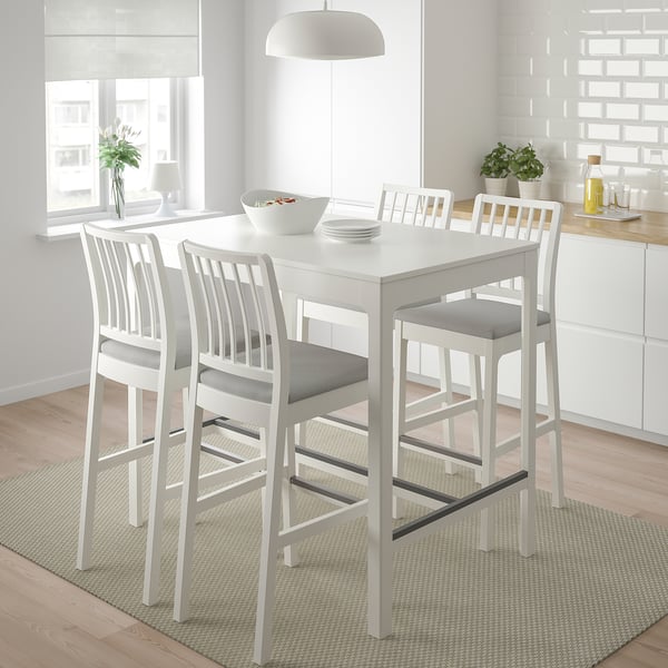 Taula de bar EKEDALEN blanca amb quatre tamborets, seients encoixinats i un disseny modern.
