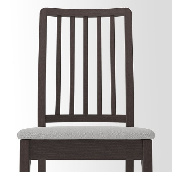 Cadira amb respatller de fusta fosca i coixí gris clar. Disseny modern, construcció robusta.