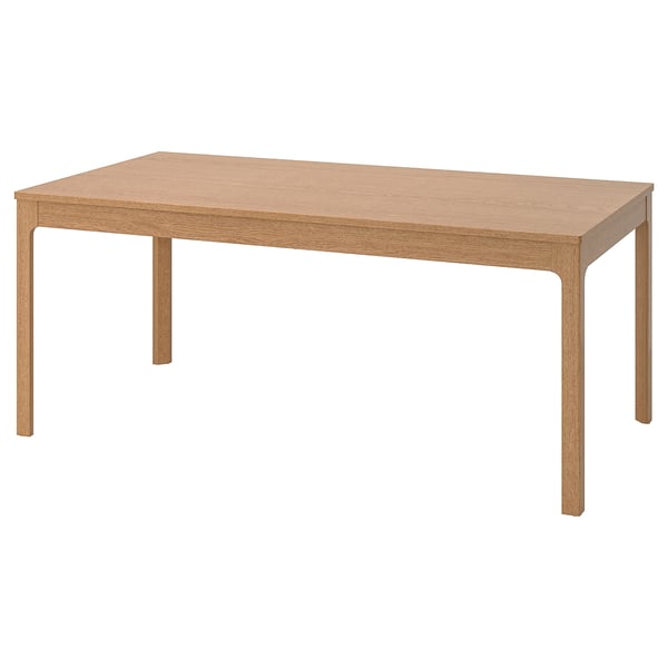 Taula de menjador de fusta ikea EKEDALEN de color marró clar amb tapa rectangular i quatre potes cantonades.