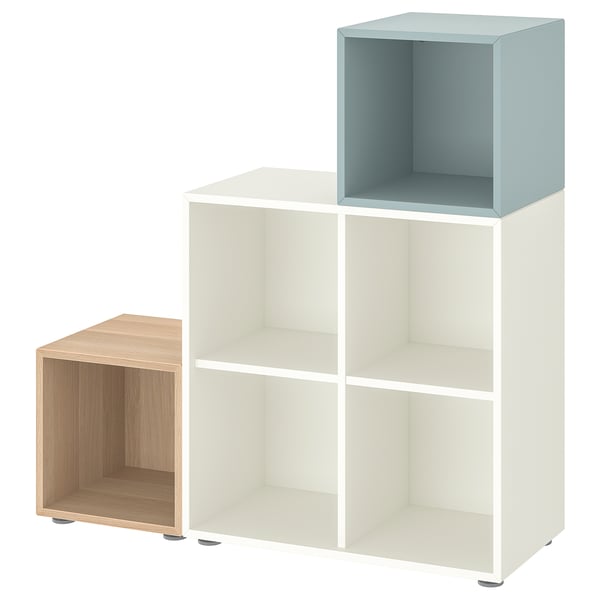Mobles d'emmagatzematge EKET: cubs blancs, blaus i roure. Disseny modern i modular per a un emmagatzematge personalitzable.