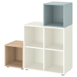 Mobles d'emmagatzematge EKET: cubs blancs, blaus i roure. Disseny modern i modular per a un emmagatzematge personalitzable.