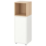 Moble d'emmagatzematge EKET, blanc i roure, prestatge superior obert i porta blanca, peus regulables.
