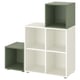 Emmagatzematge modular EKET: prestatges blancs i caixes verdes. Disseny cúbic i minimalista.