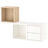 Dos cubs d'emmagatzematge moderns: un blanc i un altre de fusta clara. Forma quadrada, disseny minimalista, compartiments oberts i tancats.