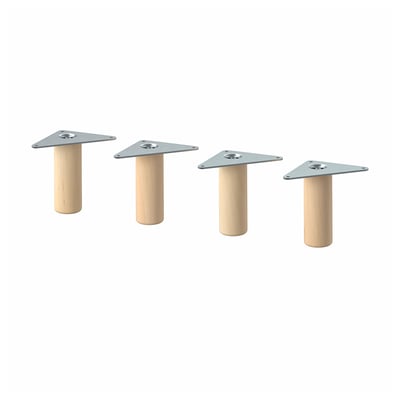 Quatre potes de cadira de fusta idèntiques amb plaques triangulars metàl·liques unides a la part superior, disposades en fila.