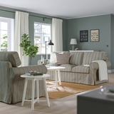 Sala d'estar elegant: sofà de ratlles EKTORP, butaca i taula auxiliar amb llum. Coixins suaus, funda de cotó a ratlles. El sofà és gran, s'adapta bé a l'habitació.