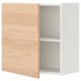 Un moble de paret ENHET obert amb porta efecte roure, amb una sola prestatgeria blanca a l'interior.