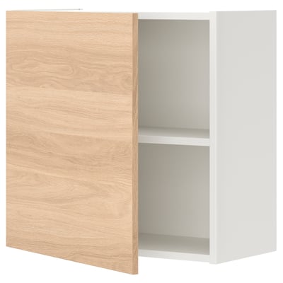 Un moble de paret ENHET obert amb porta efecte roure, amb una sola prestatgeria blanca a l'interior.