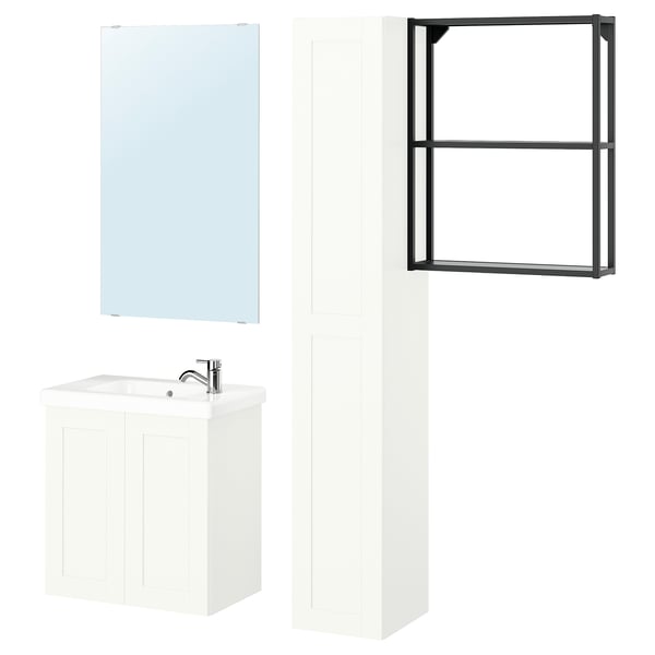 Configuració moderna del bany: armari blanc, tovalloler negre, mirall rectangular.