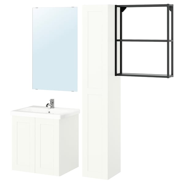 Mobles de bany blancs: un lavabo, un armari amb mirall i tovalloler. Disseny modern i net amb un ampli espai d'emmagatzematge.