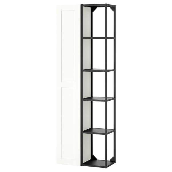 L'armari alt de metall negre ENHET amb quatre prestatges de vidre. Disseny vertical, ampli emmagatzematge.