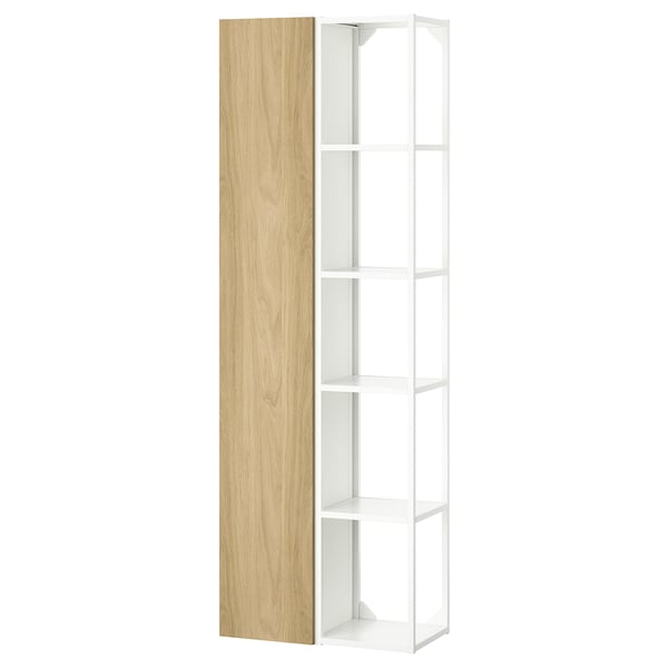 Un armari de fusta ikea ENHET amb 4 prestatges blancs. Combina fusta i metall per a una solució d'emmagatzematge de cuina o bany moderna i funcional.