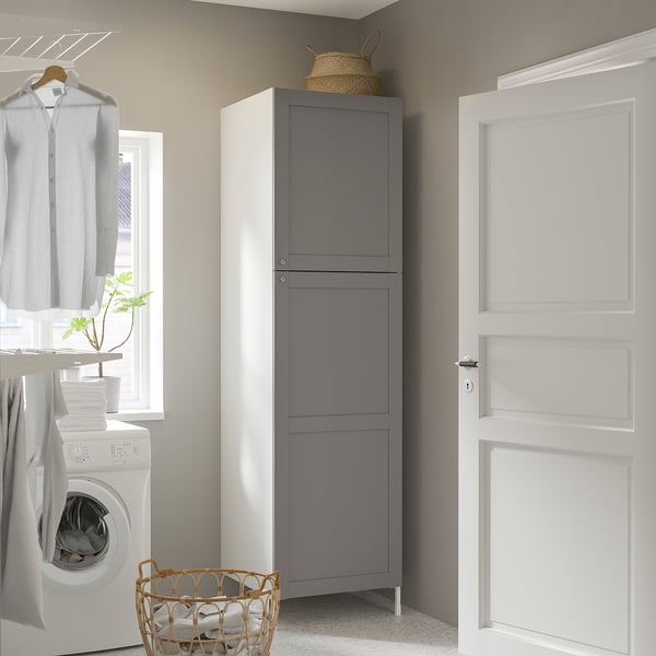 Armari ENHET gris en safareig, alt amb dues portes, disseny modern.