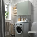 Bugaderia moderna amb emmagatzematge ENHET, rentadora, prestatgeries, sac amb rodes, tovalloles, lavabo, finestra.