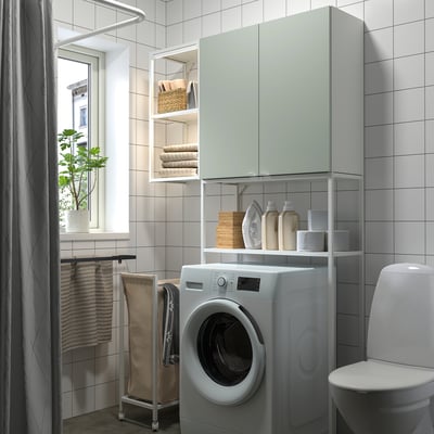 Bugaderia moderna amb emmagatzematge ENHET, rentadora, prestatgeries, sac amb rodes, tovalloles, lavabo, finestra.
