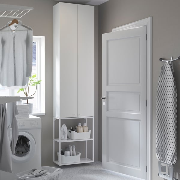 Safareig modern amb armaris, prestatges i emmagatzematge ENHET. Rentadora, planta i detergent.