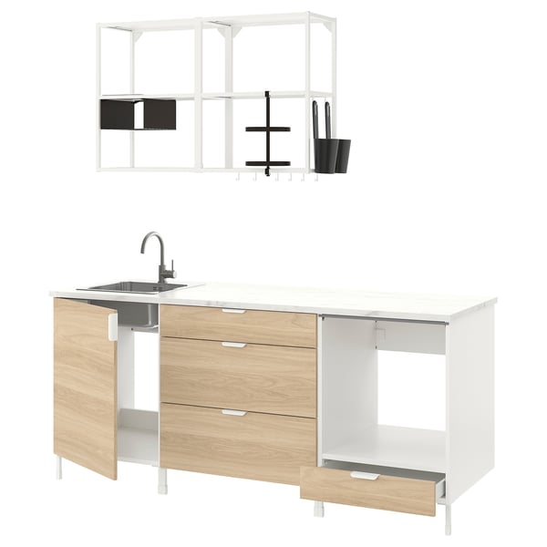 Configuració moderna de la cuina: calaixos blancs i roure, aigüera incorporada, prestatges de paret, disseny elegant.