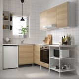 Cuina moderna: armaris ENHET de fusta clara, electrodomèstics blancs, prestatges oberts, plantes verdes, disseny elegant.