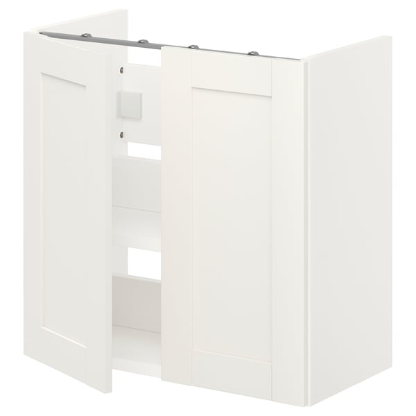 Moble de bany ENHET blanc, prestatge revelador d'una porta oberta.