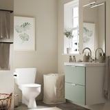 Armari verd menta, lavabo blanc, mirall, vàter, bossa de roba, art.