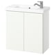 Tocador de bany modern de paret blanc amb lavabo individual i aixeta cromada.