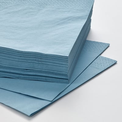 Una pila de tovallons de paper blau clar FANTASTISK, quadrats i amb textura, per a la configuració de la taula o vessaments.