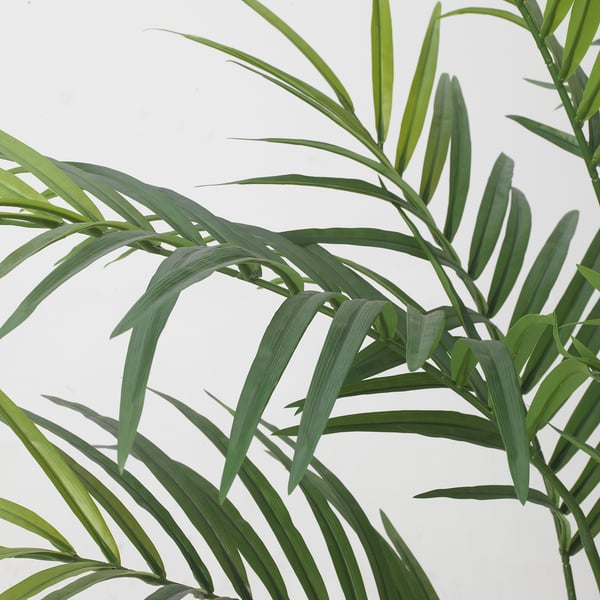 Fulles de plantes artificials de color verd vibrant, reals i fresques, disposades de forma natural sobre una tija.