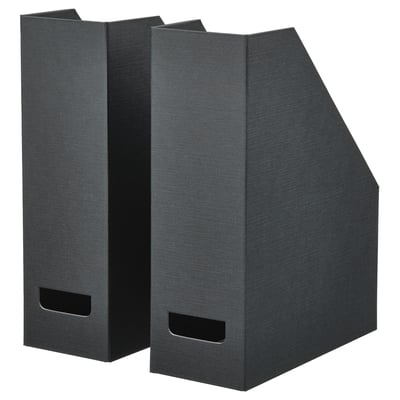 Dos portarevistes FJÄDERHARV grisos, de cartró reciclat, situats un al costat de l'altre, rectangulars amb la part superior angulada.