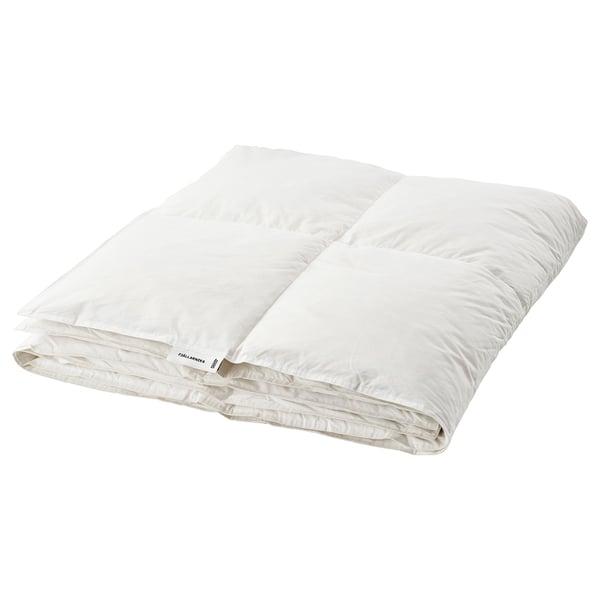 Un nòrdic fjällräven FJÄLLARNIKA blanc. És rectangular amb compartiments cosits, dissenyat per a la calidesa amb una funda de cotó i farciment de ploma.