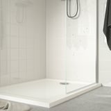 Plat de dutxa antilliscant modern en tancament de rajoles minimalistes, de perfil baix per a un fàcil accés i estalvi d'aigua.