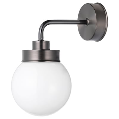 Aplic globus blanc FRIHULT, base metàl·lica, pantalla rodona de vidre, disseny senzill i clàssic.
