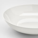 Primer pla d'un bol blanc elegant i llis amb un acabat brillant, que mostra la seva qualitat de porcellana fina.