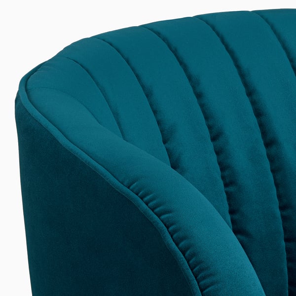 Primer pla d'una cadira de barril FULLÖSA verd, que mostra el seu respatller ergonòmic amb un tufting ajustat i decoratiu i una textura suau i encoixinada.