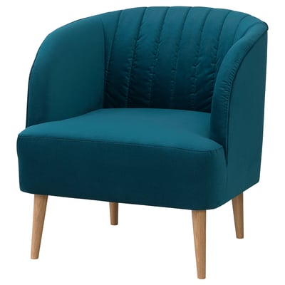 Cadira de barril Teal FULLÖSA, respatller corbat, potes de fusta, seient acollidor.