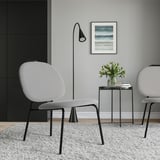 Sala d'estar moderna i minimalista amb cadira GÄVLE, taula auxiliar i llum.