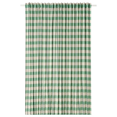 Cortina de ratlles verdes i blanques amb ratlles negres penja recta, de cotó.