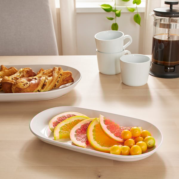 Taula d'esmorzar amb fruita, brioneteria, cafè, llum natural.