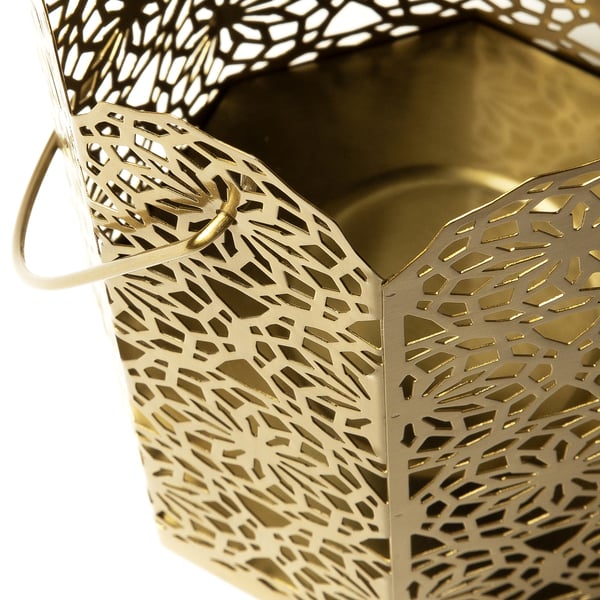Llanterna de metall daurat amb intricats retalls florals, elegant i resistent.