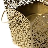 Llanterna de metall daurat amb intricats retalls florals, elegant i resistent.
