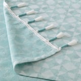 Lleuger, suau i teixit de color turquesa i blanc amb borles fetes a mà. Perfecte per a sofà o llit.