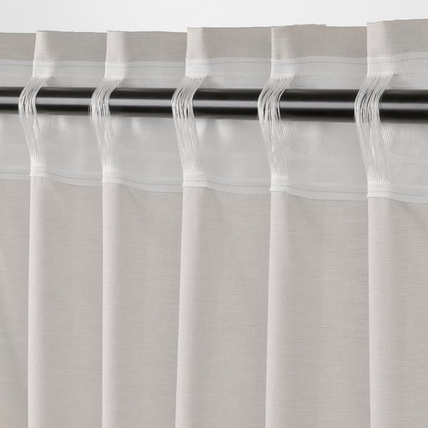 Cortines transparents blanques amb butxaca de vareta, que proporcionen privacitat alhora que permeten el pas de la llum.