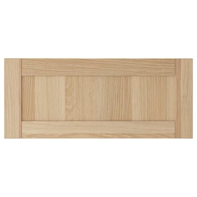 Un calaix de fusta de roure clar HANVIKEN. El seu color clar aporta un toc càlid, i està fabricat en tauler de fibra amb un acabat llis.