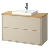 Moble de bany beix HAVBÄCK amb taulell de bambú, lavabo blanc, disseny minimalista.