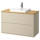 Moble de bany beix HAVBÄCK amb taulell de bambú, lavabo blanc, disseny minimalista.