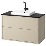Tocador de bany beix modern amb taulell negre elegant i lavabo. Muntat a la paret amb dos calaixos per a l'emmagatzematge. Disseny elegant i funcional.